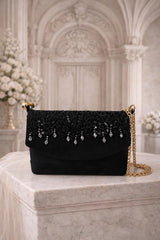 Luxus Clutch, Designertasche „Königin der Nacht“ aus schwarzem Alcantara, handgefertigte Abendtasche mit Paillettenspitze, Hämatit Edelsteinen und Kristallspitzen, elegante Designer Damen Handtasche mit goldener Kette.