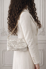 Model mit floralen Designertasche „PerlaRosé“, handbestickt mit Kordelspitze und Süßwasserperlen