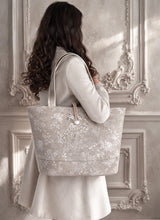 Florale Luxus-Handtasche für Braut und besondere Anlässe, handbestickt mit Kordelspitze und Süßwasserperlen, edle Damenhandtasche aus österreichischer Handarbeit, 45 x 29 cm.