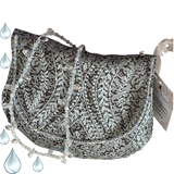 Produktfoto Zeidurah Handgefertigtes Geschenkset mit edlem silber-blauem Brokattäschchen und feiner Perlenstickerei, kombiniert mit einer eleganten Aquamarin-Kette mit Topas-Energie und funkelnden Glasschliffperlen – ein einzigartiges Schmuckstück aus Österreich."