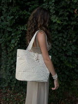 "Feminina Bella Rose – Handgefertigte Designer Tasche mit Rosenstickerei und Perlmuttknopf"