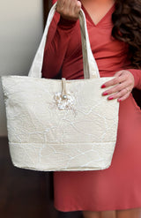 "Feminina Bella Rose – Handgefertigte Designer Tasche mit Rosenstickerei und Perlmuttknopf"