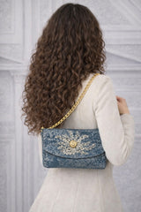 Exklusive Designertasche aus edlem Jacquard-Brokat mit schimmernden goldenen Akzenten, ca. 15 cm hoch und 25 cm breit. Die Tasche ist kunstvoll mit Kordelspitze handbestickt, mit einem Apatit-Edelstein verziert und verfügt über eine elegante goldfarbene Tragekette.