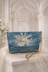 Luxuriöse Designertasche aus Jacquard-Brokat mit goldenen Akzenten, handbestickt mit Kordelspitze, verziert mit Apatit-Edelstein und goldfarbener Tragekette, ca. 15 x 25 cm – elegante Abendtasche