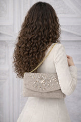 Frau mit eleganter Designertasche „Florafeminina“ mit Kordelspitze, Bergkristall und Perlenstickerei