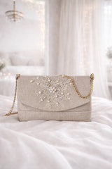 Designertasche „Florafeminina“ mit Kordelspitze, Bergkristall und Süßwasserperlen, handgefertigte Clutch mit goldener Kette