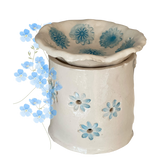 „Duftlampe Stövchen aus Keramik, handbemalt mit blauen Blüten – handgemacht in Österreich.“