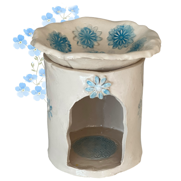„Keramik-Duftlampe mit blauen Blüten, handgefertigt in Österreich – Blaublume als Symbol der Sehnsucht.“