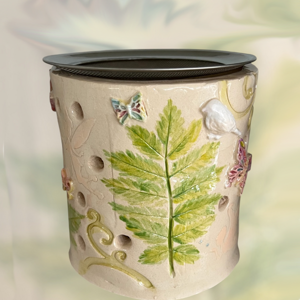 „Detailansicht Räucher-Stövchen Blütenreigen – Keramik in Beige mit Naturmotiven und Schmetterlingen“