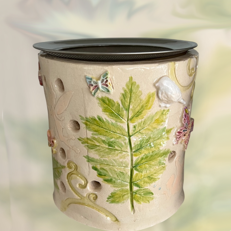„Detailansicht Räucher-Stövchen Blütenreigen – Keramik in Beige mit Naturmotiven und Schmetterlingen“