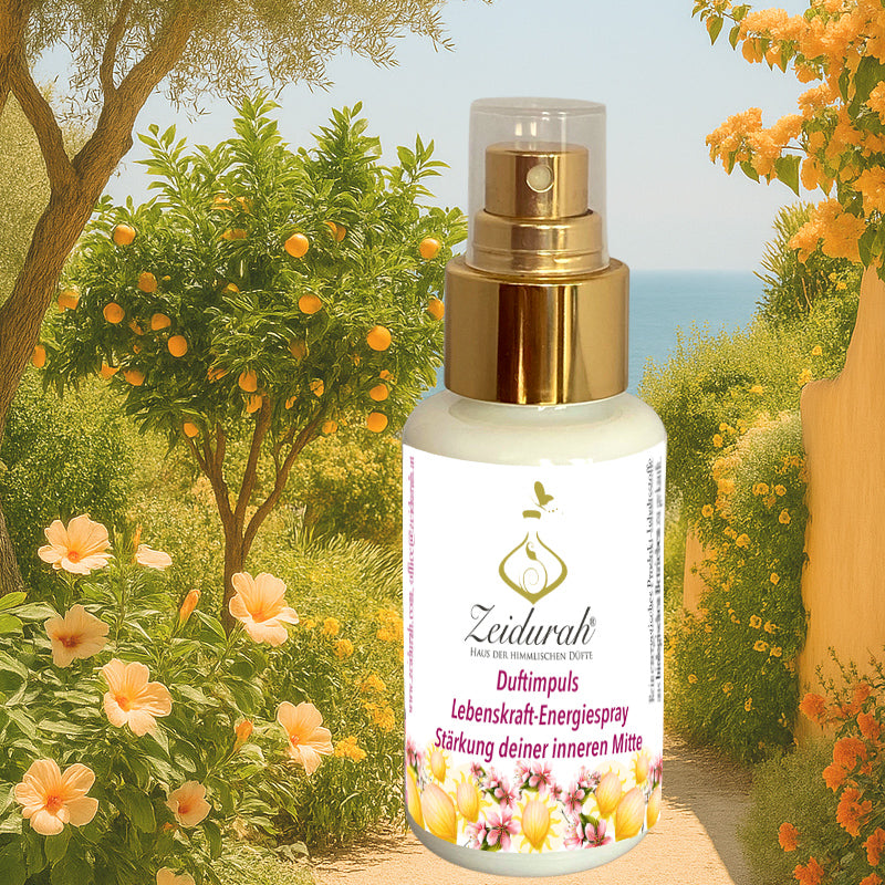 „Lebenskraft Duftspray im Opalglas – energetisierender Naturduft zur Stärkung der inneren Mitte. Produktfoto vor mediterranem Aquarell-Hintergrund. Aura-Spray für Erdung, emotionale Balance und neue Kraft.“