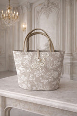 Florale Shopper- Handtasche 45 x 29 x 21 cm aus floralem Grundstoff, handbestickt mit Kordelspitze und verziert mit Süßwasserperlen, mit Satin-Innenfutter und Reißverschlussfach  elegante, feminine Designer-Tasche.