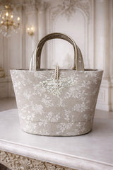 Rückansicht der luxuriösen floralen Handtasche aus Österreich, handgefertigte Damenhandtasche 45 x 29 cm mit hochwertigem Stoff und eleganter Verarbeitung.