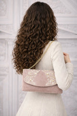 Handgefertigte roséfarbene Samt-Designertasche „Velarosea“ mit Kunzit und Süßwasserperlen getragen von einer Frau