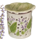 Handgemachtes Keramik-Stövchen „Salbei und Licht“ mit filigranem Muskatellersalbei-Motiv, ideal für Duftöle und Räucherwerk; natürliche Optik, warmes Licht und fein ausgearbeitete Details.