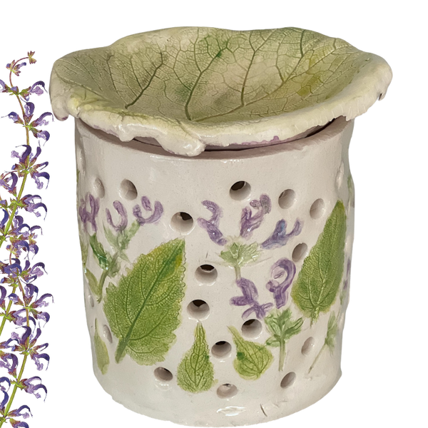 Handgemachtes Keramik-Stövchen „Salbei und Licht“ mit filigranem Muskatellersalbei-Motiv, ideal für Duftöle und Räucherwerk; natürliche Optik, warmes Licht und fein ausgearbeitete Details.