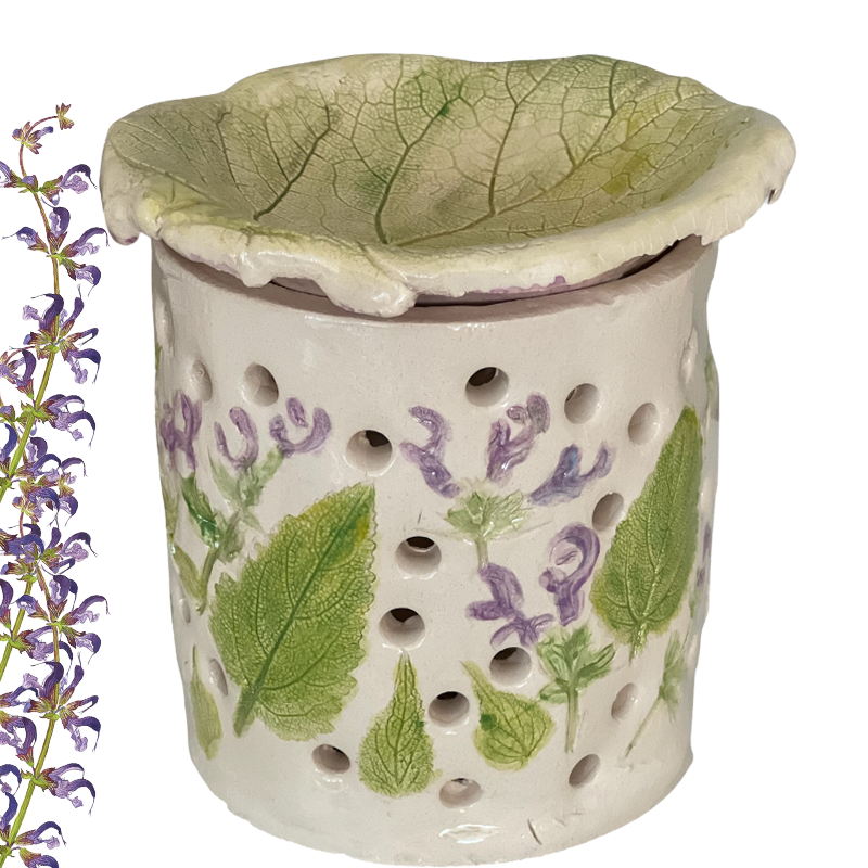 Handgemachtes Keramik-Stövchen „Salbei und Licht“ mit filigranem Muskatellersalbei-Motiv, ideal für Duftöle und Räucherwerk; natürliche Optik, warmes Licht und fein ausgearbeitete Details.