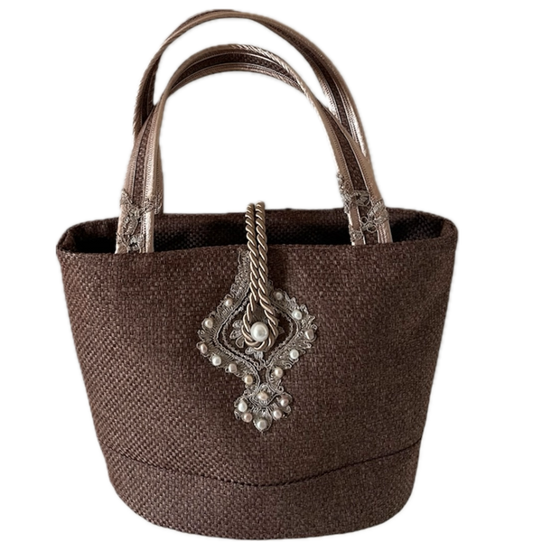 ProduktfotoHandgefertigte Designer Tasche Feminina Royal Begonia mit edler Baumwollstickerei, verziert mit Süßwasserperlen und Perlmuttknopf, inspiriert von der Königsbegonie.