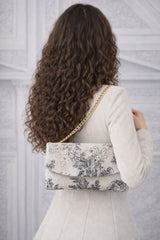 Frau mit eleganter Designertasche „Floraison de Lumière“ aus Toile de Jouy mit Perlenstickerei und Turmalinquarz